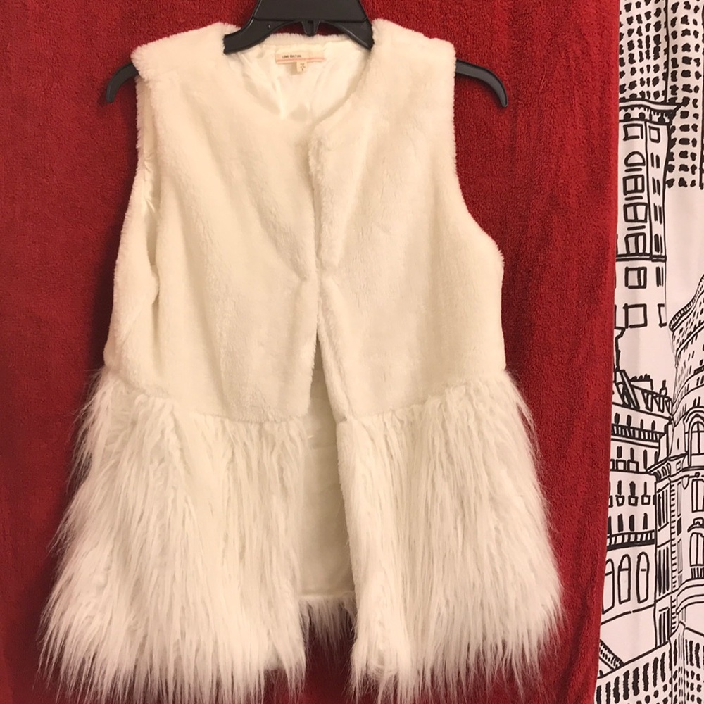 White boutique furry vest!